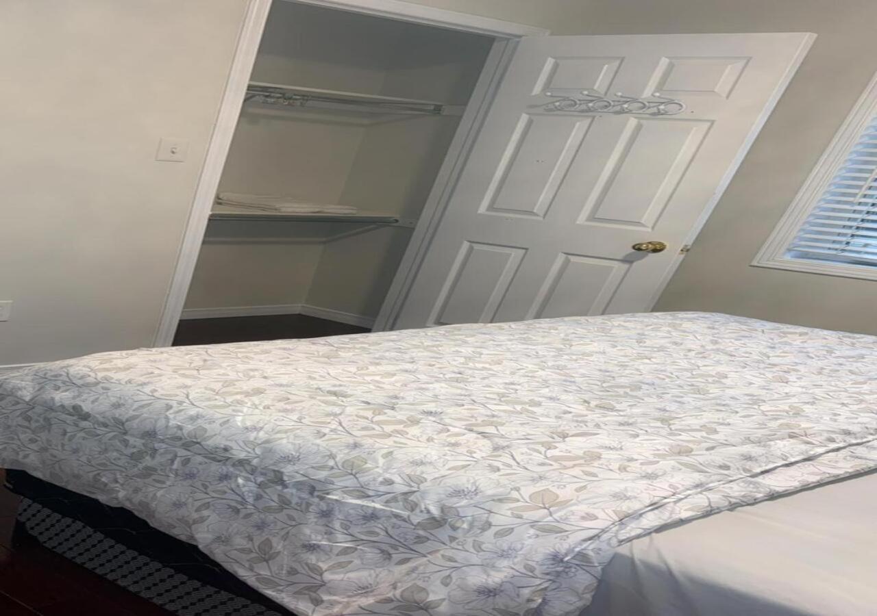 Beautiful Private Room Near Toronto Pearson Airport Brampton Exterior photo